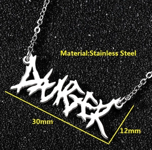 Gros plan du collier en acier inoxydable avec pendentif ANGER gothique et dimensions