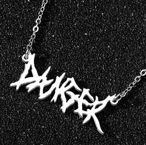 Vue macro du pendentif gothique ANGER en argent sur une chaîne à maillons fins