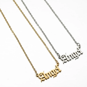 Collier avec pendentif lettre Angel en finitions or et argent sur fond blanc pur