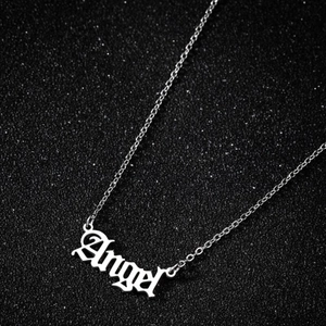 Gros plan du pendentif Angel en écriture gothique sur une fine chaîne argentée