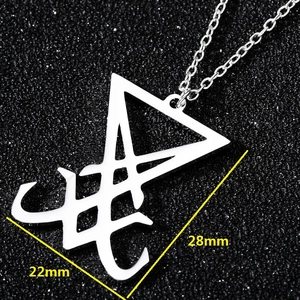 Pendentif Sigil de Lucifer en acier inoxydable, mesure 22mm x 28mm sur fond noir scintillant