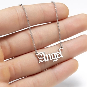 Vue détaillée du collier argenté avec pendentif Angel gothique et chaîne délicate