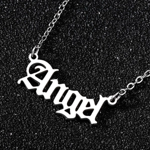 Gros plan du collier avec pendentif Angel gothique argenté sur fond scintillant