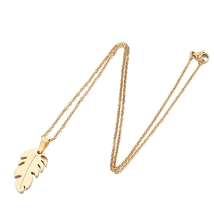 Collier minimaliste avec pendentif feuille dorée style monstera et chaîne fine