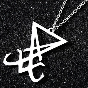 Vue macro du pendentif Sigil de Lucifer en acier inoxydable avec détails polis argentés