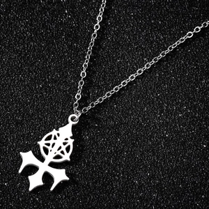 Makroaufnahme von gotischem Edelstahl-Pentagramm-Kreuz-Anhänger mit O-Kette