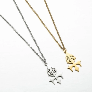 Details von gotischen Edelstahl-Halsketten mit Pentagramm und Kreuz in Gold und Silber