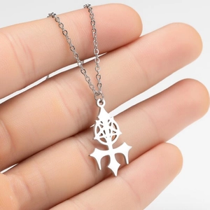 Nahaufnahme eines silbernen Gothic-Pentagramm-Anhängers aus Edelstahl in der Hand