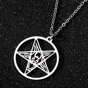 Détail du pendentif Baphomet en acier inoxydable avec tête de bouc et symbole de pentagramme