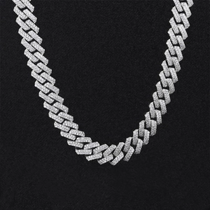 Dettaglio macro della collana cubana hip-hop argentata con pavé di diamanti brillanti