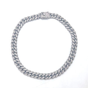 Dettaglio della collana cubana d'argento con cristalli incastonati e chiusura sicura