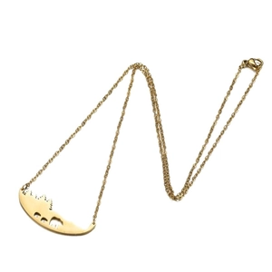 Collier en acier inoxydable doré avec pendentif silhouette d'ours et de forêt sur fond blanc