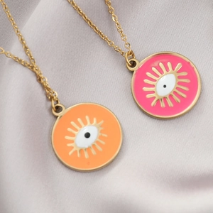 Collana in acciaio dorato con ciondoli smaltati occhio del male in rosa e arancione
