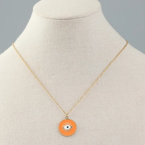 Dettaglio del ciondolo malocchio placcato oro 14K con smalto arancione su una catena sottile