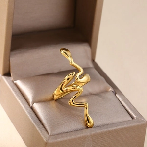Bague serpent multicouche dorée polie avec une esthétique fluide pour femme