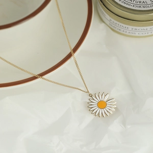 Charmant collier marguerite plaqué or 14 carats pour femme avec pétales en émail blanc chic