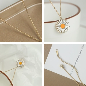 Détail du collier marguerite dorée avec pétales en émail et fermoir mousqueton précis