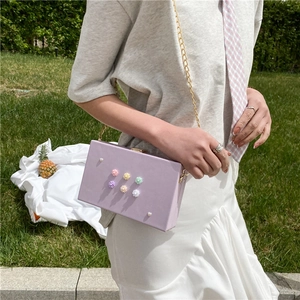 Hellviolette Box-Clutch mit bunten Blumen, Perlen und goldenem Kettenriemen