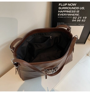 Détail de l'intérieur spacieux du sac fourre-tout marron avec poche zippée pratique