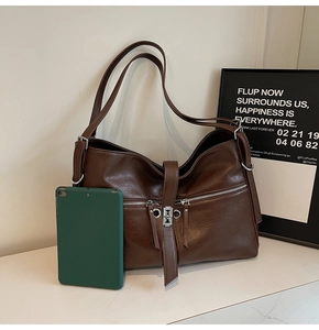 Vue détaillée du grand sac cabas en simili cuir marron avec tablette pour référence