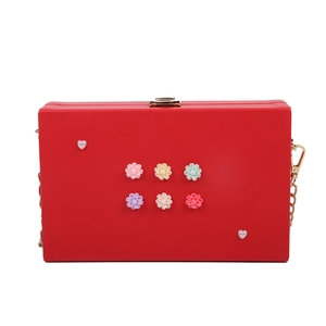 Rote Hartschalen-Box-Tasche mit bunten floralen 3D-Verzierungen und Goldkette