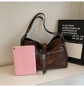 Détail du sac cabas marron foncé avec poches zippées et tablette pour référence de taille