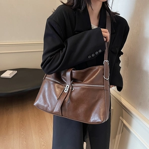 Sac fourre-tout vintage marron en similicuir avec détails zippés et bandoulière