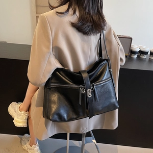 Grand sac fourre-tout noir chic avec deux poches zippées en métal et détail de boucle