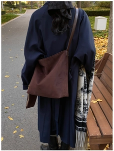 Photo extérieure d'un grand sac cabas en daim marron foncé avec petite pochette ronde