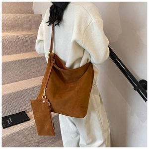 Détail du sac fourre-tout marron avec pochette amovible et boucle en métal doré réglable
