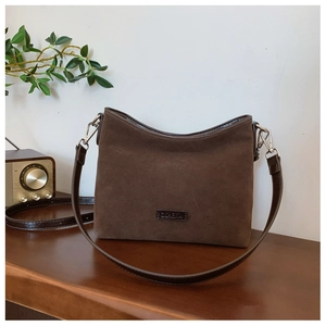 Detailansicht der braunen Vintage-Einkaufstasche aus Wildleder mit Metallverschluss
