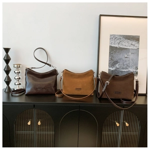 Detailvergleich der Vintage-Einkaufstaschen in glänzendem Braun und mattem Karamellleder