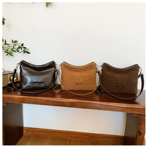 Drei Vintage-Tragetaschen in Braun und Camel aus Wildleder und Leder auf Holzbank