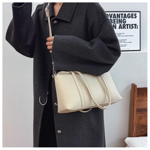 Tragebild der cremefarbenen Shopper-Tasche aus Leder mit feiner Lychee-Maserung