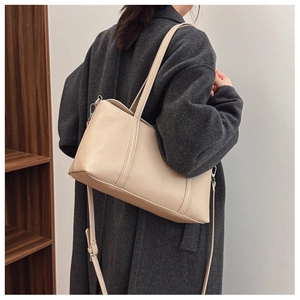 Detailaufnahme der beigen Lederstruktur mit Lychee-Muster und Metall-Reißverschluss am Shopper