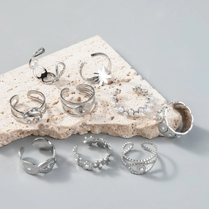 Set di 9 anelli regolabili argento con perle e motivi floreali su pietra