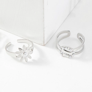 Dettaglio dell'anello girasole argento con perla e anello a doppia fascia su blocchi