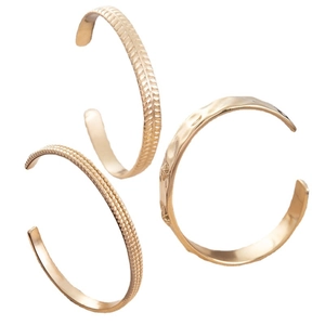 Ensemble de trois bracelets ouverts en acier titane doré avec motifs à chevrons et perles