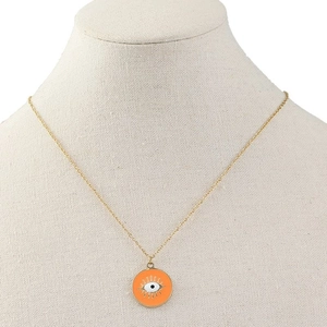 Collana con ciondolo occhio del male dorato con smalto arancione su manichino