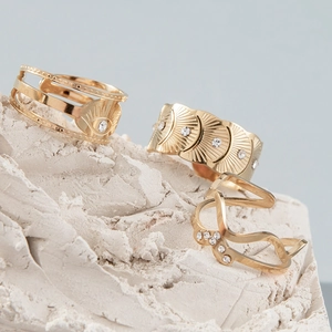 Ensemble de trois bagues en acier inoxydable plaqué or 14 carats avec zircones