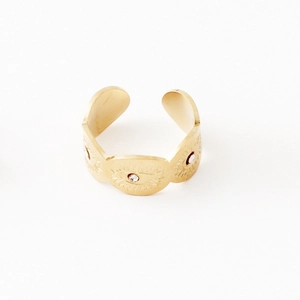 Détail d'une bague plaquée or 14K ornée de trois motifs œil protecteur et de zircons