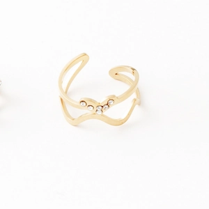 Détail d'une bague ouverte plaquée or 14K avec cœur évidé et pierres de zircone