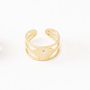 Gros plan d'une bague ouverte triple couche plaquée or 14 carats avec œil en zircon brillant