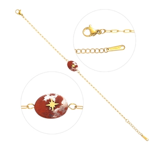 Vue détaillée du fermoir gravé S-STEEL et du pendentif étoile en pierre rouge naturelle