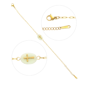 Bracelet en acier inoxydable doré avec un pendentif croix blanc ovale et un fermoir homard