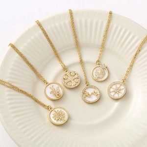 Set di collane con ciondolo a farfalla e conchiglia dorata con strass di lusso