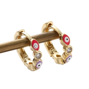 Boucles d'oreilles huggies dorées avec motifs œil maléfique colorés et zircons clairs