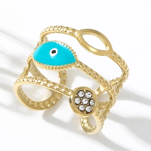 Bague multicouche dorée avec émail mauvais œil et motif feuille sur fond blanc neutre