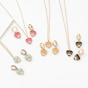 Parure de bijoux cœur œil grec en émail rose bleu orange et noir sur fond blanc