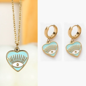 Détails du collier cœur doré et boucles d'oreilles émail bleu œil de protection